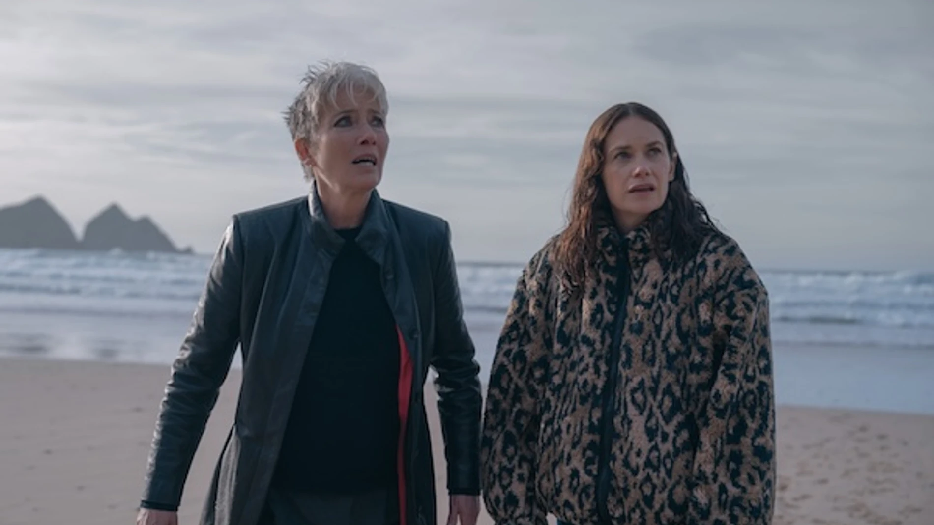 Emma Thompson y Ruth Wilson en una escena de la nueva serie de Apple TV+ 'El misterio de Cemetery Road'