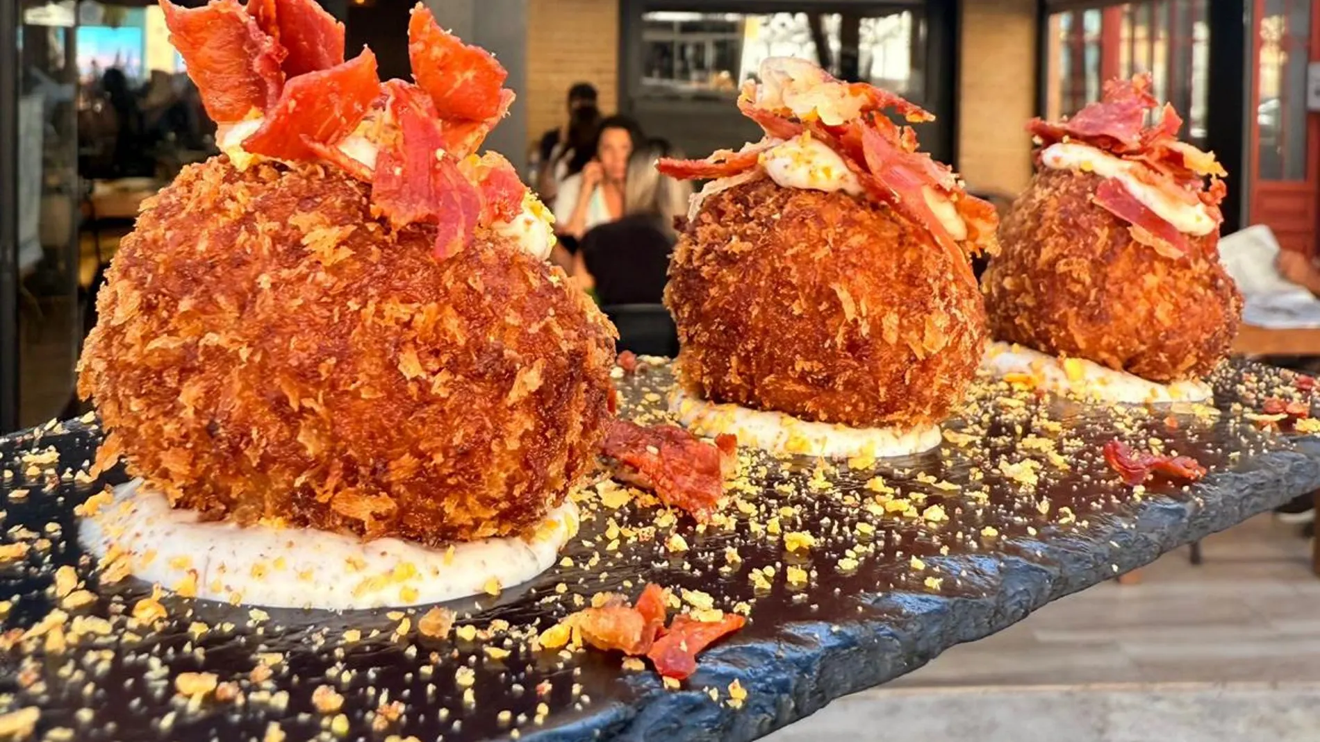Imagen de la croqueta ganadora, de jamón trufado, que es obra del restaurante Cheo's de Alicante