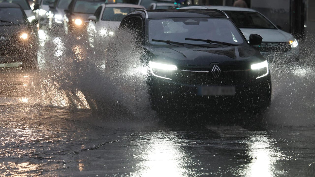 Aemet amplía los avisos rojos para este lunes en Valencia y Castellón