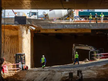 Soterramiento de la A5 MADRID, 29/09/2025.- Operarios trabajan en el soterramiento de la A5 en Madrid, este lunes. El alcalde de Madrid, José Luis Martínez-Almeida, presenta un balance de las obras realizadas para ejecutar el Paseo Verde del Suroeste y recorre el túnel que se ha comenzado a excavar en el tramo sur (en sentido entrada a Madrid) para soterrar la A-5. EFE/ Rodrigo Jiménez