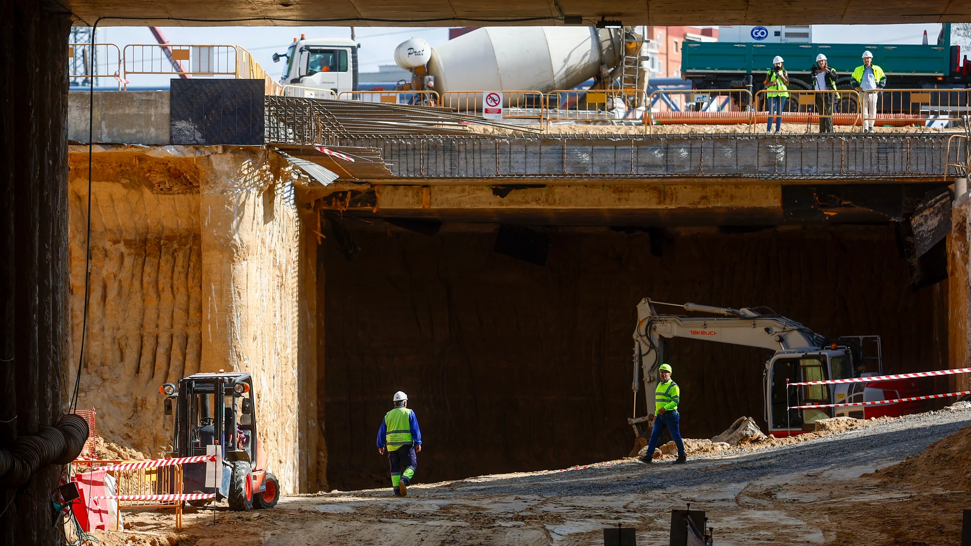 MADRID, 29/09/2025.- Operarios trabajan en el soterramiento de la A5 en Madrid, este lunes. El alcalde de Madrid, José Luis Martínez-Almeida, presenta un balance de las obras realizadas para ejecutar el Paseo Verde del Suroeste y recorre el túnel que se ha comenzado a excavar en el tramo sur (en sentido entrada a Madrid) para soterrar la A-5. EFE/ Rodrigo Jiménez