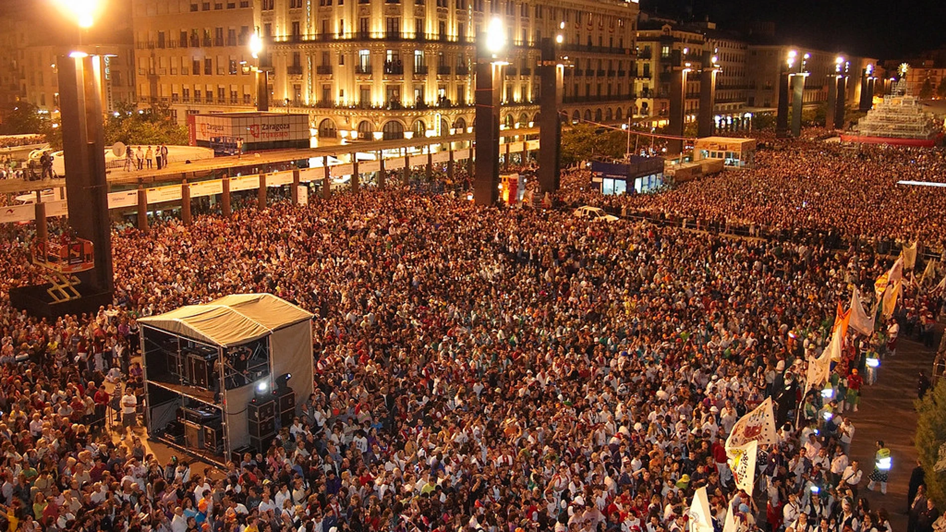 Plaza del Pilar durante la lectura del pregón