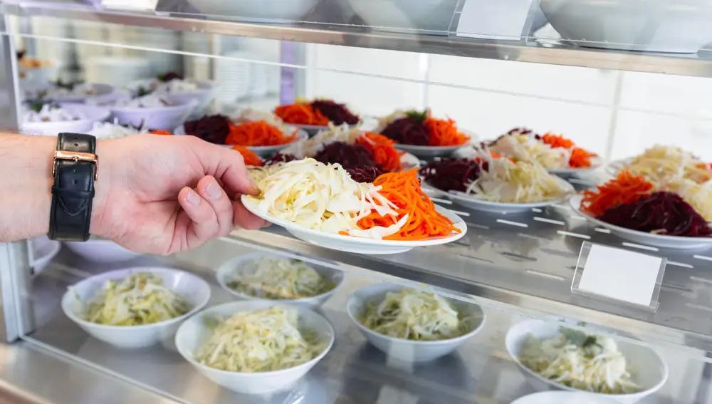 Ensaladilla rusa preparada. Guárdala máximo 24 horas en la nevera para evitar riesgos de bacterias como Salmonella