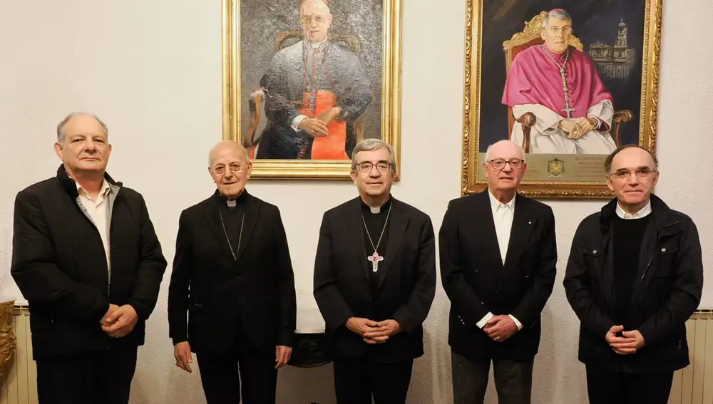 Foto de familia de Luis Argüello y Ricardo Blázquez con los sacerdotes Francisco Javier Mínguez y Jesús García Gallo y el laico José María Conde, reconocidos también por el Arzobispado de Valladolid por su labor