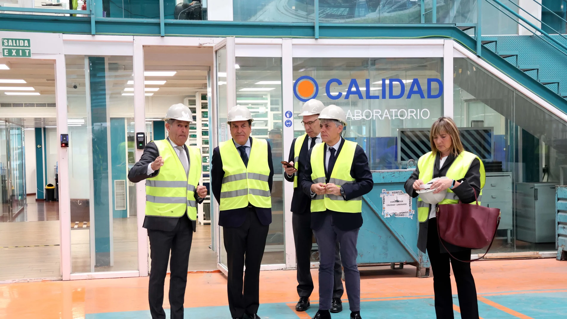 El consejero Carlos Fernández Carriedo visita la compañía berciana Tvitec