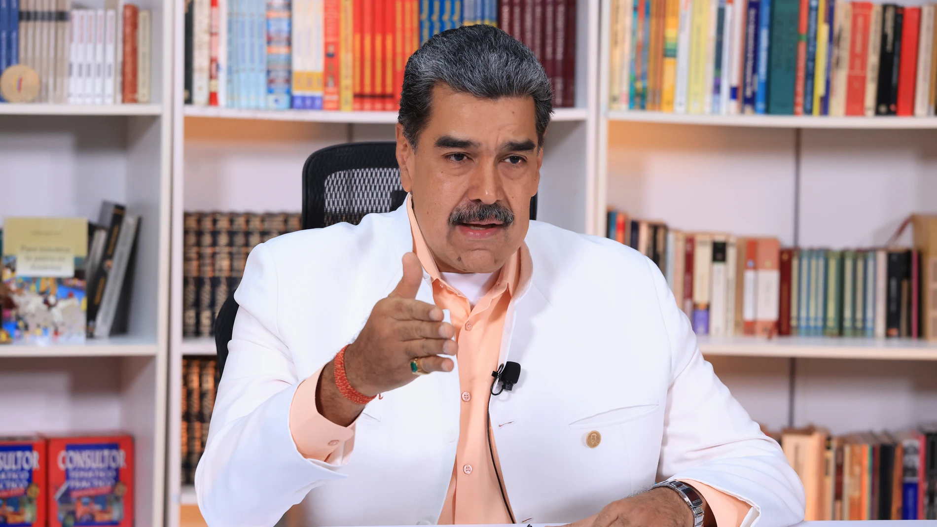 AME3636. CARACAS (VENEZUELA), 29/09/2025.- Fotografía cedida por Prensa Miraflores del presidente de Venezuela, Nicolás Maduro, hablando durante un acto de gobierno este lunes, en Caracas (Venezuela). Maduro informó que arrancó un proceso de consultas sobre el decreto de conmoción externa, luego de que la vicepresidenta ejecutiva, Delcy Rodríguez, asegurara que el mandatario firmó la resolución ante las que denuncia como "amenazas" de EE.UU., que mantiene un despliegue naval en el mar Caribe....