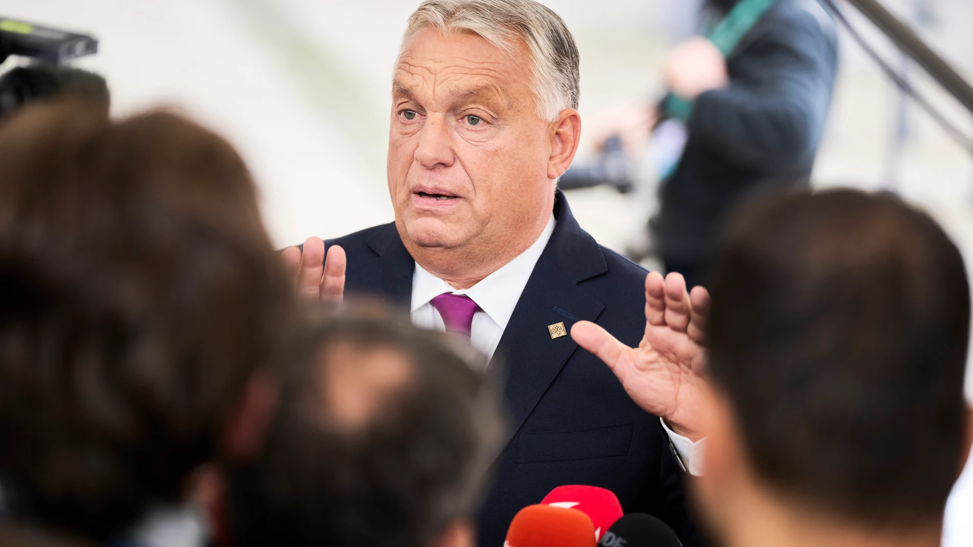 Copenhagen (Denmark), 01/10/2025.- Hungary's Prime Minister Viktor Orban speaks to the media as he arrives at Christiansborg Castle in Copenhagen, Denmark, 01 October 2025, for an informal meeting of EU heads of state and government. (Dinamarca, Hungría, Copenhague) EFE/EPA/THOMAS TRAASDAHL DENMARK OUT