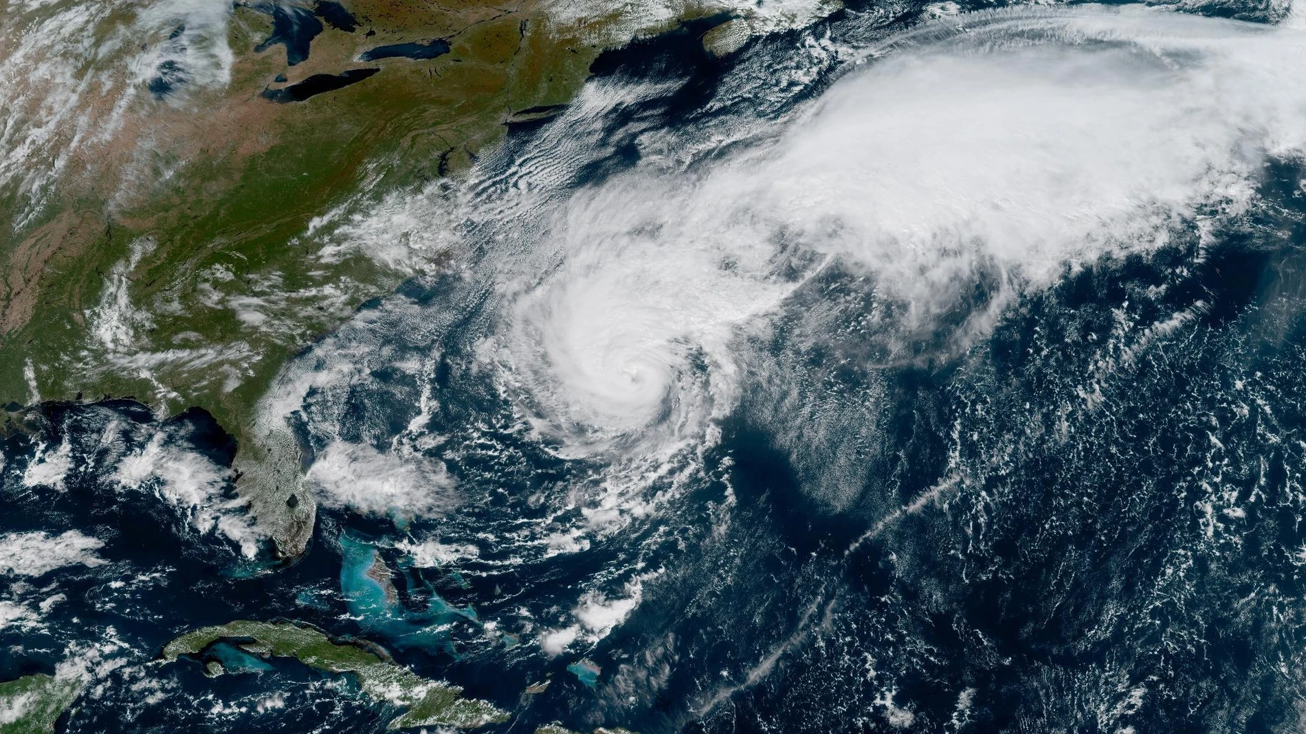 USA5141. MIAMI (ESTADOS UNIDOS), 01/10/2025.- Fotografía satelital cedida por la Oficina Nacional de Administración Oceánica y Atmosférica de Estados Unidos (NOAA), a través del Centro Nacional de Huracanes (NHC), donde se muestra la localización del huracán Imelda frente a las costas estadounidenses este miércoles, en el Atlántico. El huracán Imelda se aproxima a Bermudas, mientras que Humberto, que bajó a categoría 1, sigue afectando con fuerte oleaje y corrientes de resaca la costa este de...