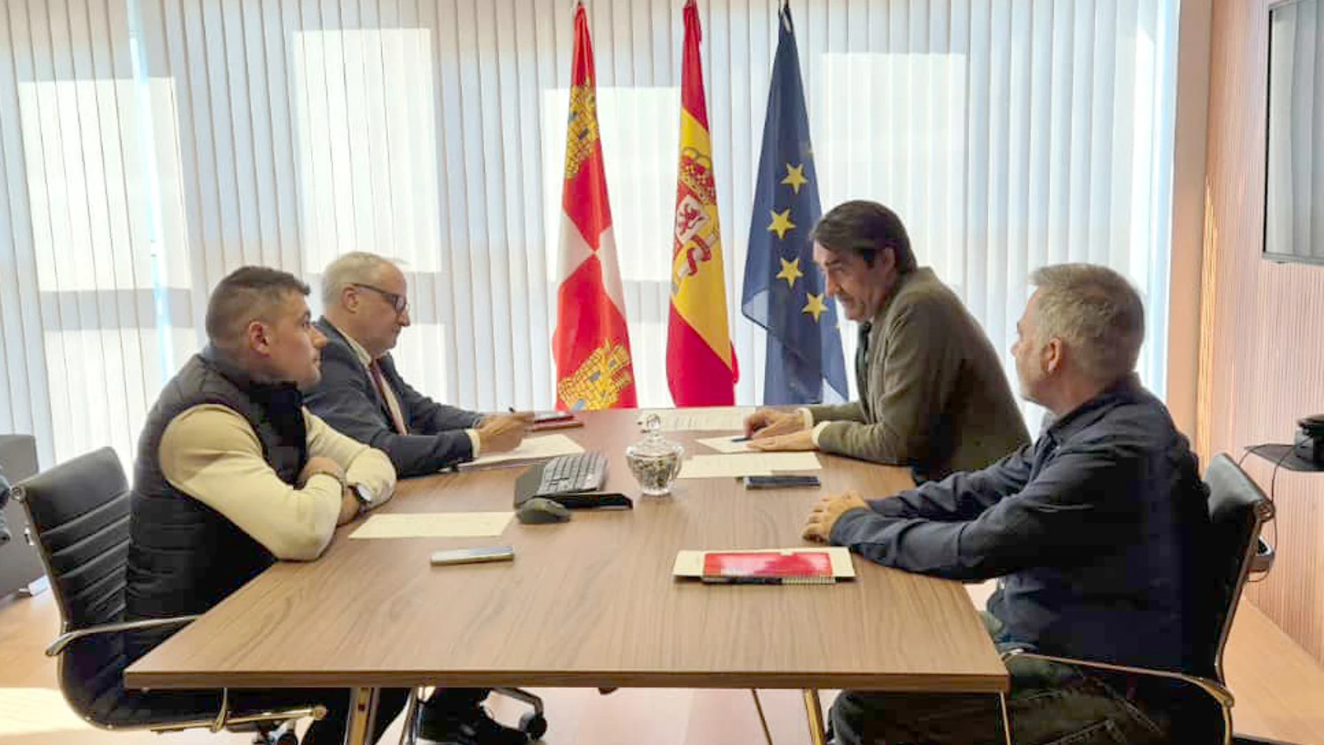 El presidente del Consejo Comarcal del Bierzo, Olegario Ramón, se reúne con el consejero de Medio Ambiente, Vivienda y Ordenación del Territorio, Juan Carlos Suárez-Quiñones, en el Centro para la Defensa contra el Fuego (CDF) en León