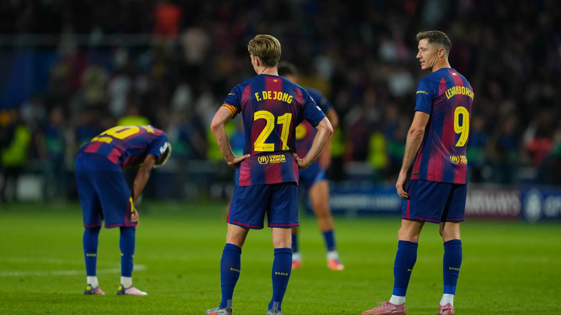 BARCELONA , 01/10/2025.- Los jugadores del FC Barcelona a la finalización del partido de la primera fase de la Liga de Campeones que FC Barcelona y PSG han disputado este miércoles en el estadio olímpico Lluis Companys. EFE/Alejandro García.