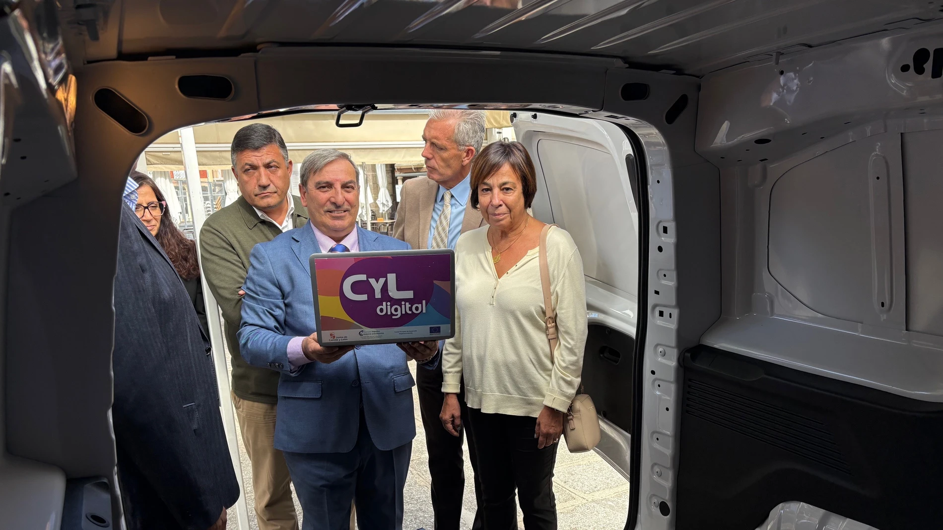 El consejero José Luis Sanz Merino, visita en Piedrahita, junto a Carlos García, las aulas móviles del programa CyL Digital