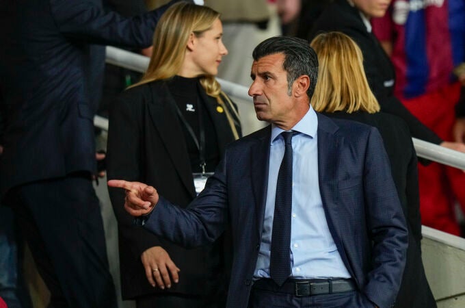 Luis Figo, en el palco de Montjuïc