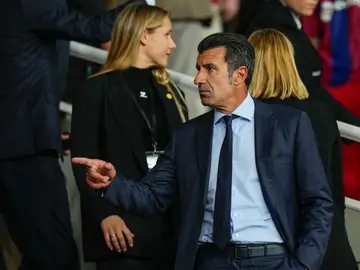 Luis Figo, en el palco de Montjuïc BARCELONA , 01/10/2025.- El miembro de la Junta de la UEFA y exjugador del Barcelona y Real Madrid, Luis Figo, en el palco antes del partido de la primera fase de la Liga de Campeones que FC Barcelona y PSG en el estadio olímpico Lluis Companys. EFE/ Siu Wu