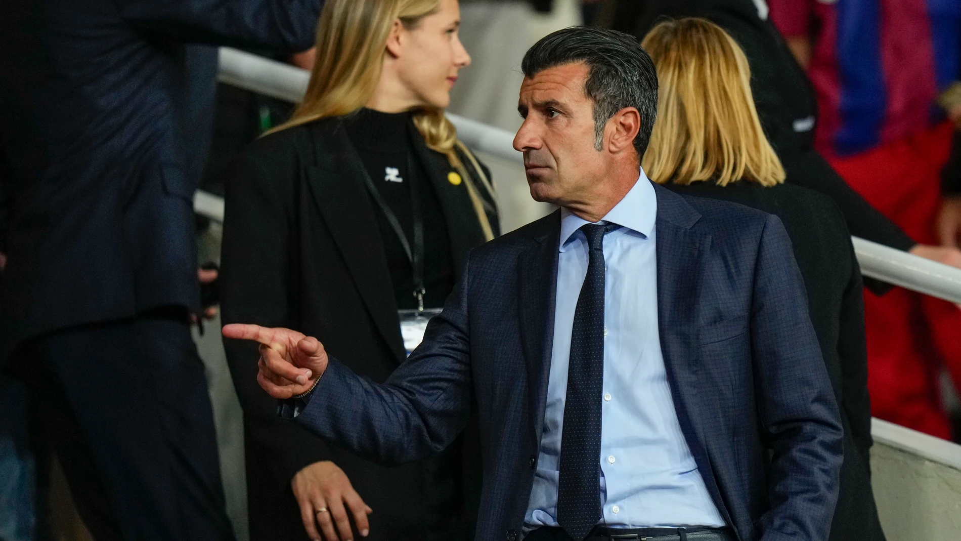 BARCELONA , 01/10/2025.- El miembro de la Junta de la UEFA y exjugador del Barcelona y Real Madrid, Luis Figo, en el palco antes del partido de la primera fase de la Liga de Campeones que FC Barcelona y PSG en el estadio olímpico Lluis Companys. EFE/ Siu Wu