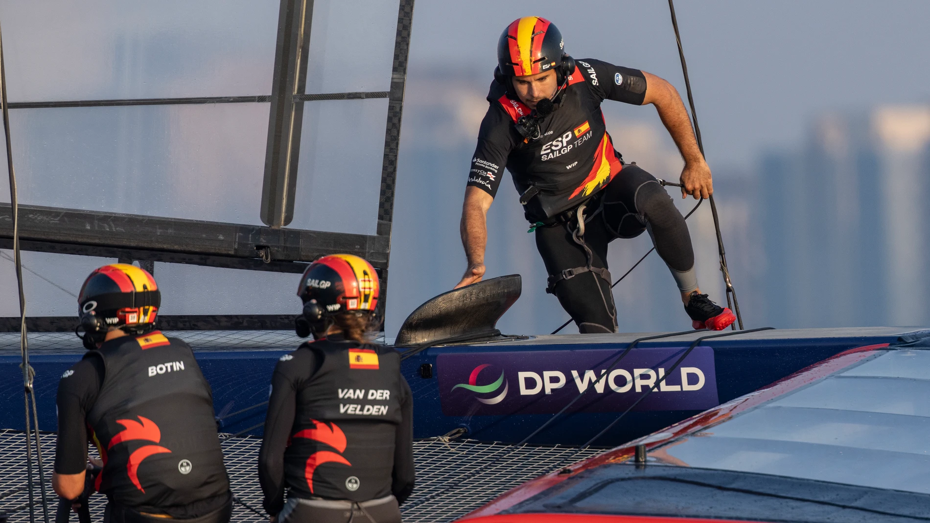 Joel Rodríguez, en plena acción, con Diego Botín y Nicole van der Velden durante una prueba de SailGP