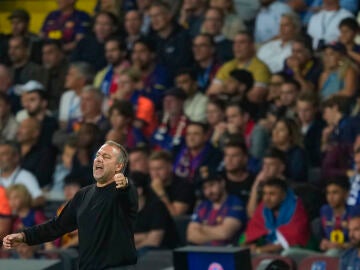 BARCELONA , 01/10/2025.- El t&eacute;cnico alem&aacute;n del FC Barcelona, Hansi Flick, durante el partido de la primera fase de la Liga de Campeones que FC Barcelona y PSG disputan este mi&eacute;rcoles en el estadio ol&iacute;mpico Lluis Companys. EFE/Alejandro Garc&iacute;a. 