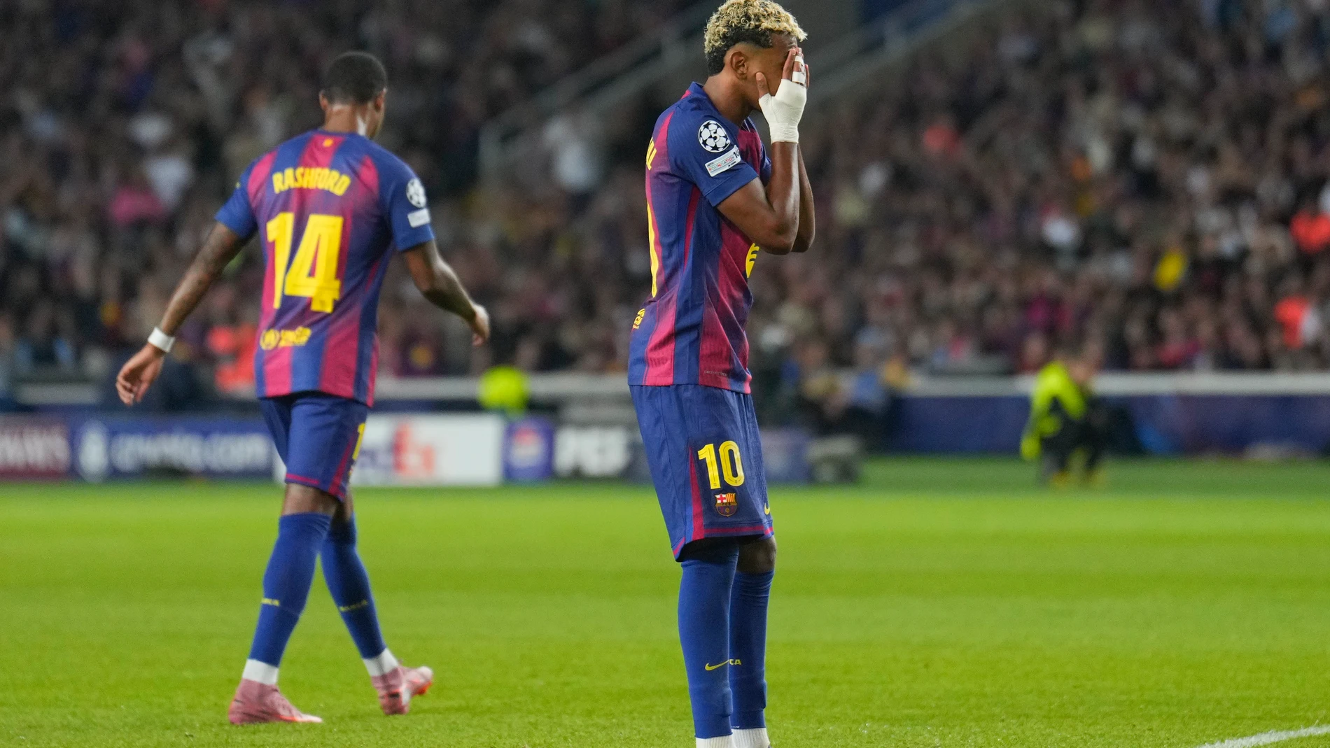 BARCELONA , 01/10/2025.- El delantero del FC Barcelona, Lamine Yamal, durante el partido de la primera fase de la Liga de Campeones que FC Barcelona y PSG disputan este miércoles en el estadio olímpico Lluis Companys. EFE/Alejandro García.