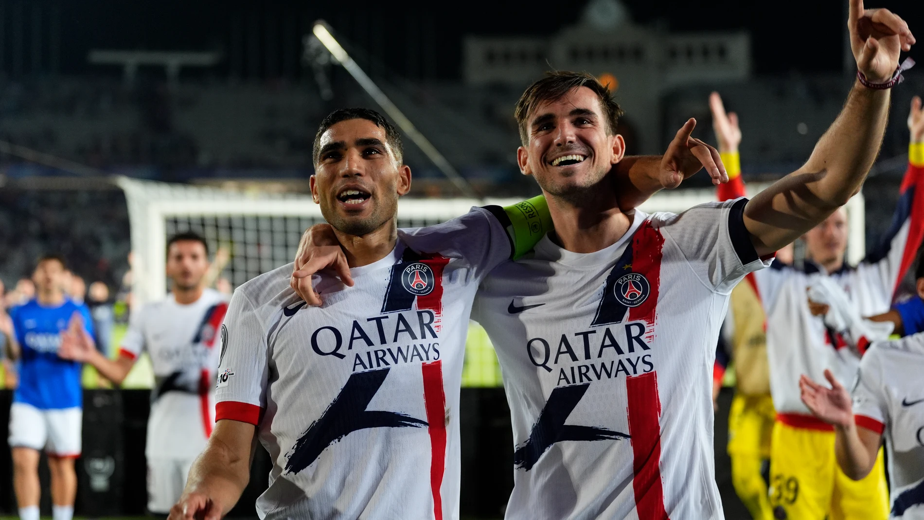 BARCELONA , 01/10/2025.- Los jugadores del París Saint-Germain, el marroquí Achraf Hakimi (i) y el español Fabian, celebran su victoria a la finalización del partido de la primera fase de la Liga de Campeones que FC Barcelona y PSG han disputado este miércoles en el estadio olímpico Lluis Companys. EFE/Siu Wu.
