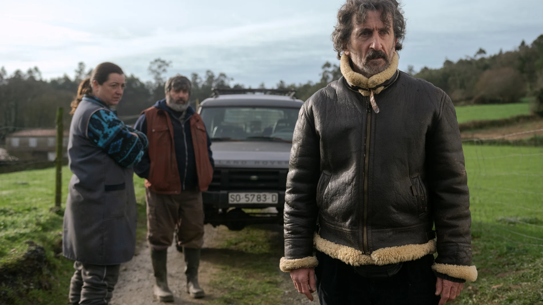 Luis Zahera está en su salsa como Antón, un veterinario rudo y cascarrabias que debe enfrentarse a sus prejuicios