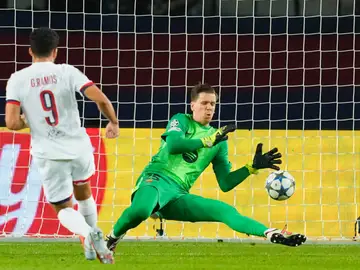 FC Barcelona vs PSG BARCELONA , 01/10/2025.- El delantero portugués del París Saint-Germain, Gonçalo Ramos (i), dispara a puerta para marcar su gol, durante el partido de la primera fase de la Liga de Campeones que FC Barcelona y PSG disputan este miércoles en el estadio olímpico Lluis Companys. EFE/Alejandro García