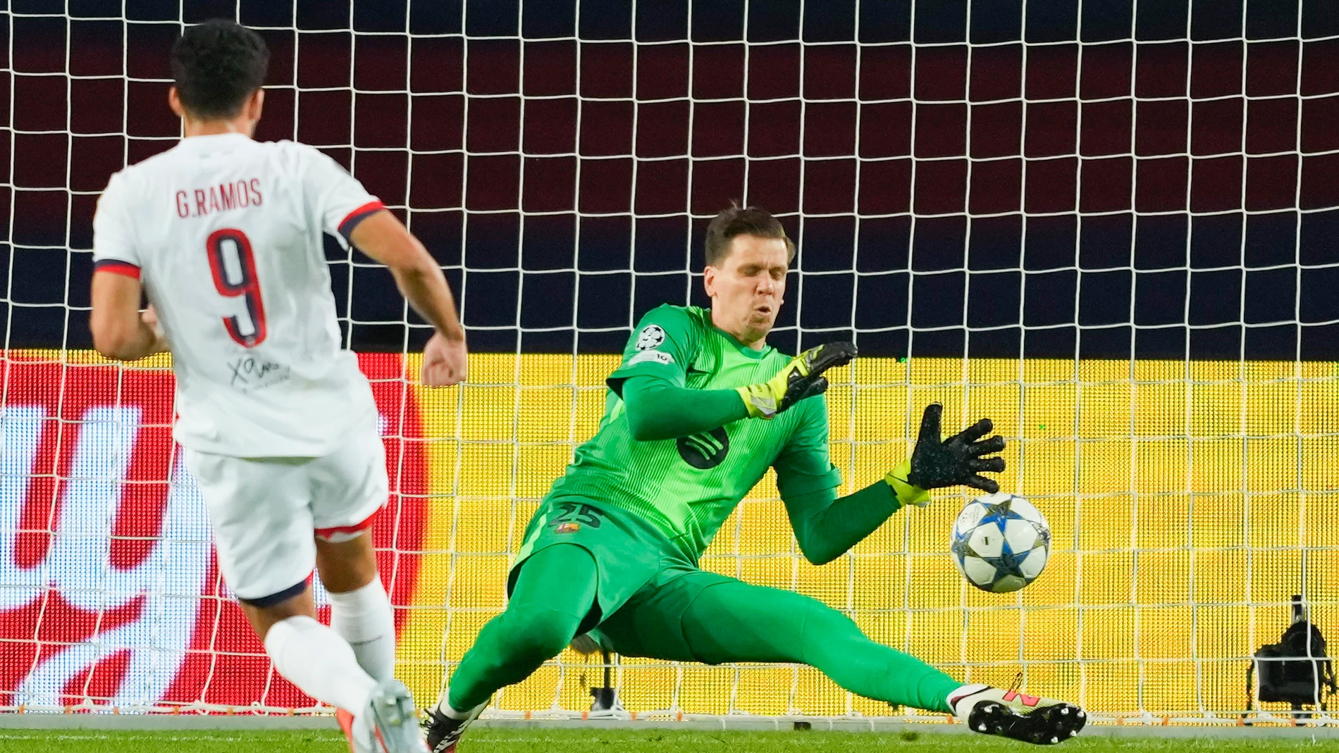 BARCELONA , 01/10/2025.- El delantero portugués del París Saint-Germain, Gonçalo Ramos (i), dispara a puerta para marcar su gol, durante el partido de la primera fase de la Liga de Campeones que FC Barcelona y PSG disputan este miércoles en el estadio olímpico Lluis Companys. EFE/Alejandro García
