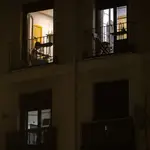 Edificio con ventanas iluminadas. Tu vecino puede ser un hacker.
