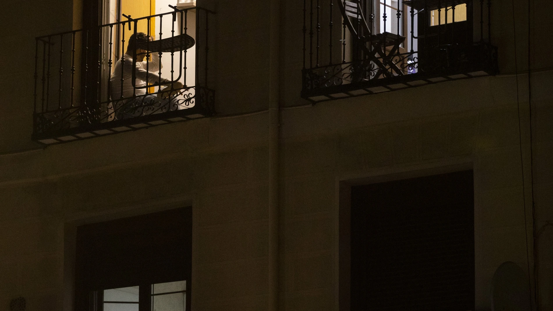Edificio con ventanas iluminadas. Tu vecino puede ser un hacker.