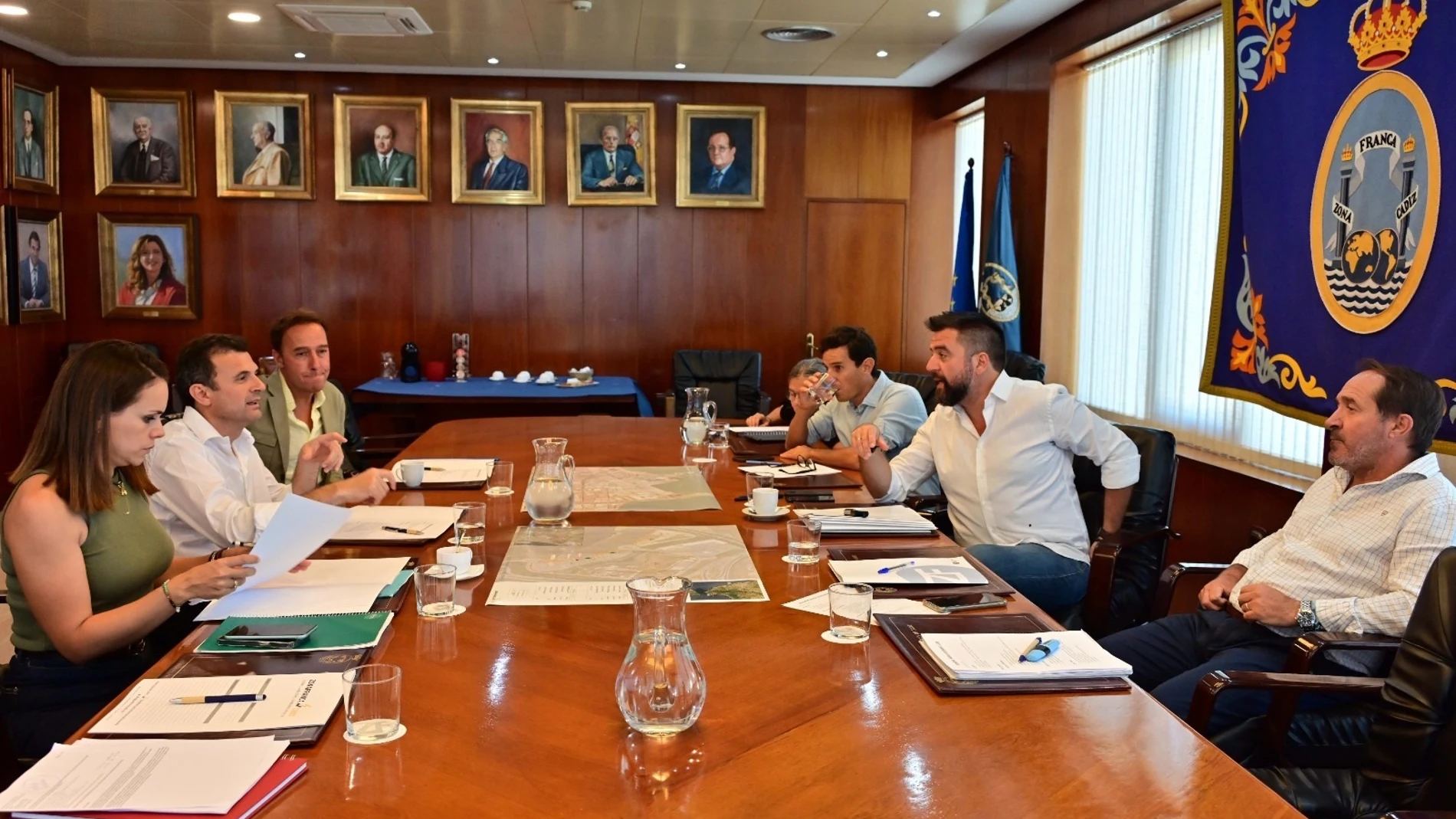 El delegado del Estado en la Zona Franca, Fran González, y el alcalde de Cádiz, Bruno García, en una reunión de trabajo