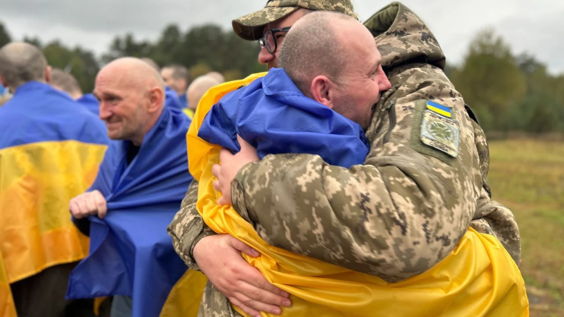 MOSCÚ/KIEV, 02/10/2025.- Fotografía publicada en la cuenta de Telegram de Volodímir Zelenski, presidente de Ucrania, que confirmó que Rusia y Ucrania realizaron este jueves un nuevo canje en el que participaron 185 prisioneros de cada bando y explicó que junto a los 185 militares ucranianos retornaron veinte civiles ucranianos. La mayoría de los soldados ucranianos liberados estaban en cautiverio desde 2022. EFE/Cuenta de Telegram de Volodímir Zelenski -SOLO USO EDITORIAL/SOLO DISPONIBLE PARA...
