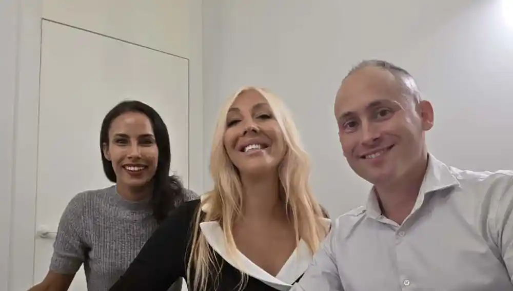 Christina Rapado, en la notaría, firmando la venta de su casa