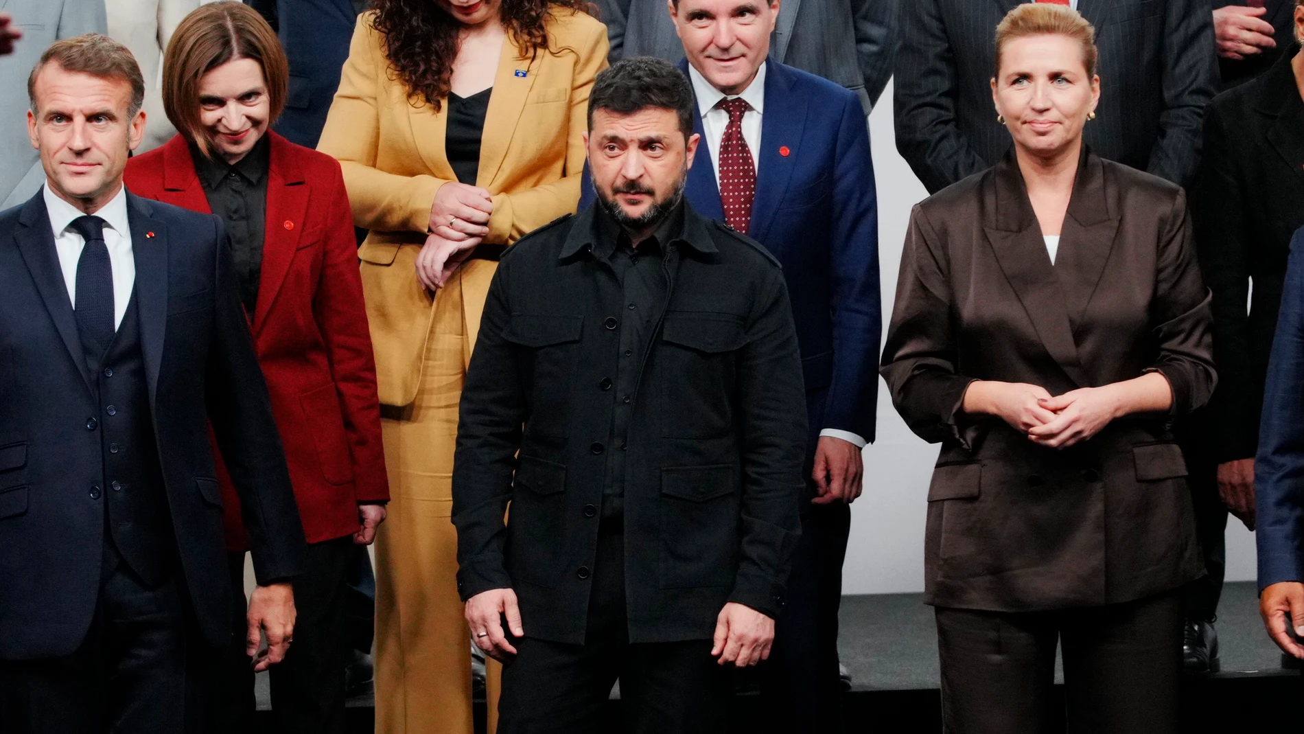 Copenhagen (Denmark), 02/10/2025.- French President Emmanuel Macron (L), Ukraine's President Volodymyr Zelenskiy (C), Danish Prime Minister Mette Frederiksen (R) and other leaders pose for a family photo during the 7th meeting of the European Political Community (EPC) in Copenhagen, Denmark, 02 October 2025. The summit, bringing together leaders from across the continent, will focus on defense and support for Ukraine, the security situation in Europe, including economic security and migration...