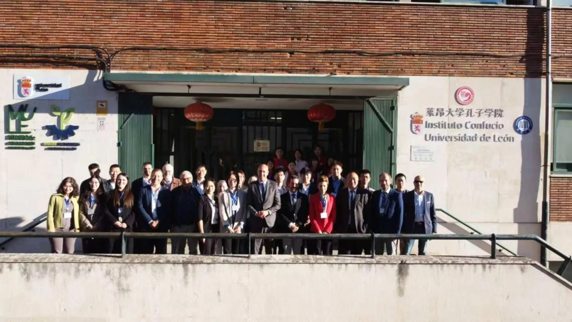 Organizadores y asistentes presenciales en el exterior del Instituto Confucio de la ULE junto al vicerrector de Internacionalización y Compromiso Global y el alcalde de León