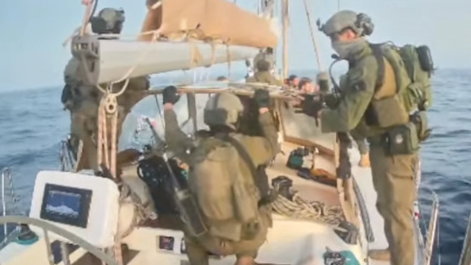 Momento del abordaje de las fuerzas israelíes