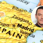 Luke Evans junto a un mapa de España
