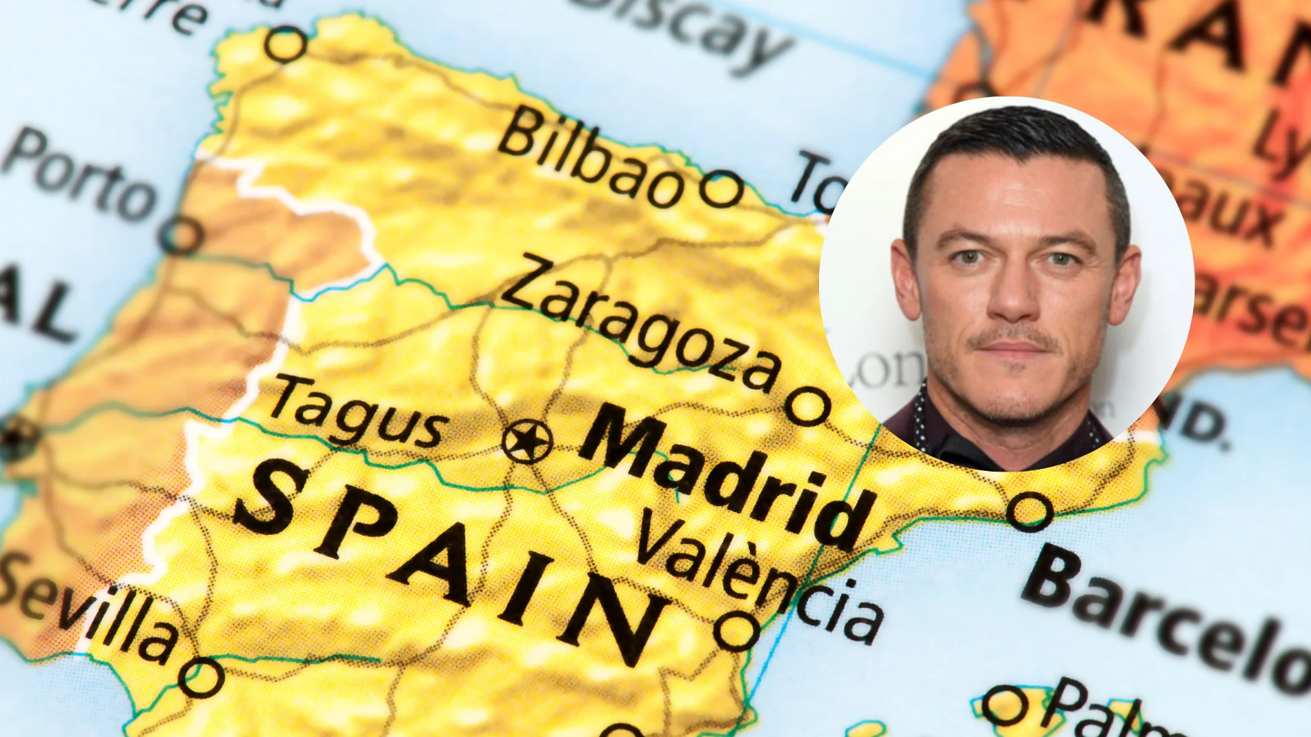 Luke Evans junto a un mapa de España