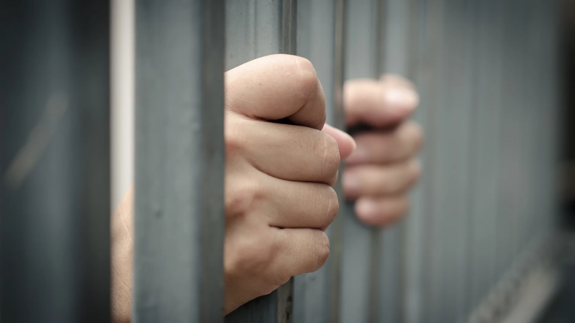 Encuentran el cadáver de una mujer oculto tras una pared secreta en una casa en California