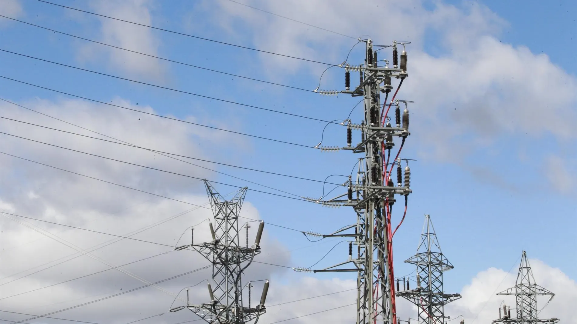 Economía.- PwC alerta de que la incoherencia entre la CNMC y el Gobierno pone en riesgo la inversión en redes eléctricas
