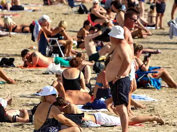 Desigualdad territorial en España vinculada a tasas más altas de obesidad en zonas como Andalucía y Canarias Personas en bikini en la playa, Andalucía