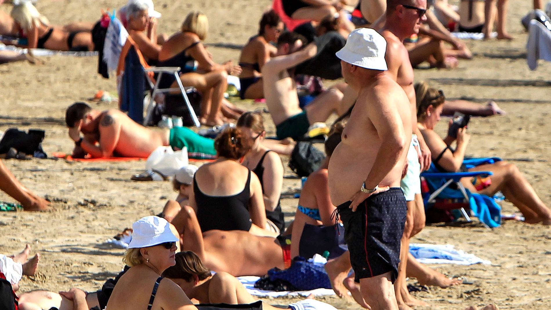 Personas en bikini en la playa, Andalucía
