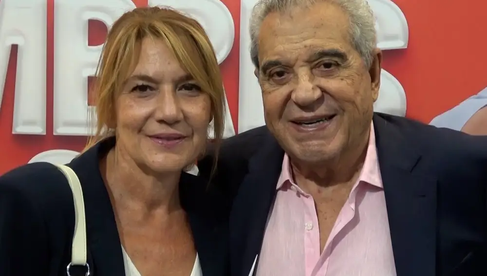 Andrés Pajares reaparece 'protegido' por su mujer, Juani, tras las polémicas declaraciones de su hijo Andrés Burguera