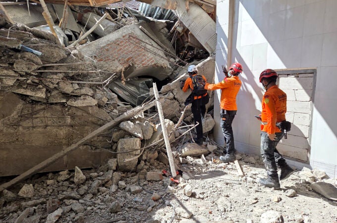 Indonesia.- Ascienden a cinco los muertos por el derrumbe de una escuela en Indonesia