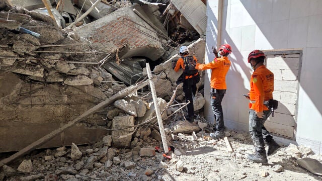 Indonesia.- Ascienden a cinco los muertos por el derrumbe de una escuela en Indonesia