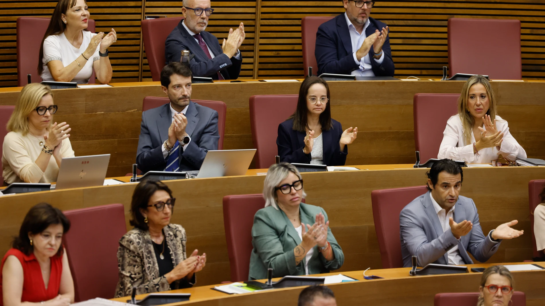 Diputados durante una sesión de control al president de la Generalitat, a 2 de octubre de 2025, en Valencia, Comunidad Valenciana (España). Hoy se celebra la primera sesión de control del curso en Les Corts Valencianes. Durante la jornada parlamentaria, el president responde las preguntas de los grupos políticos sobre la gestión de la dana, su permanencia en el cargo y las políticas para relanzar sectores industriales clave en la Comunitat Valenciana. 02 OCTUBRE 2025;SESIÓN DE CONTROL;GENERA...