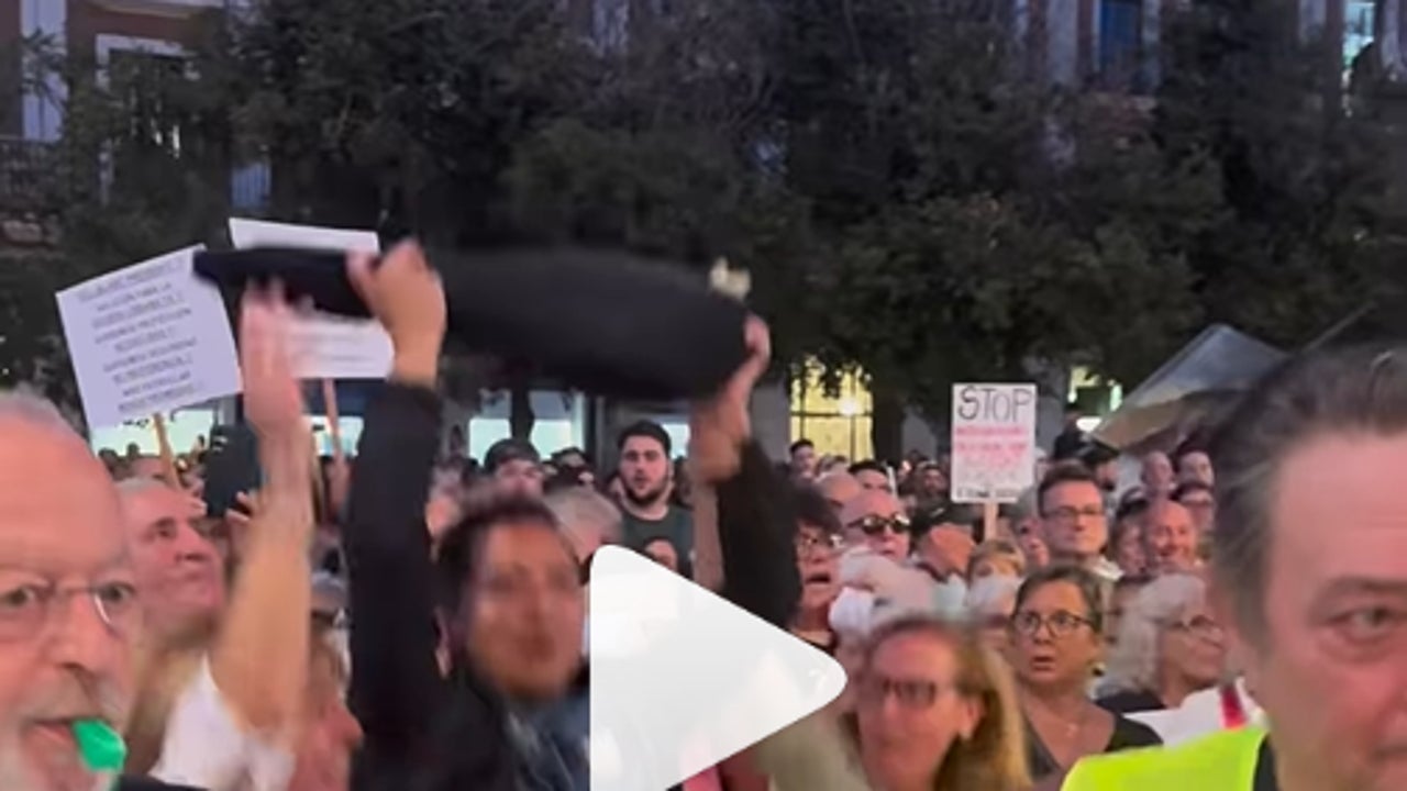Así protesta este vecino de Hospitalet contra la delincuencia: ¡con una pata de jamón para "luchar" contra la inmigración musulmana!