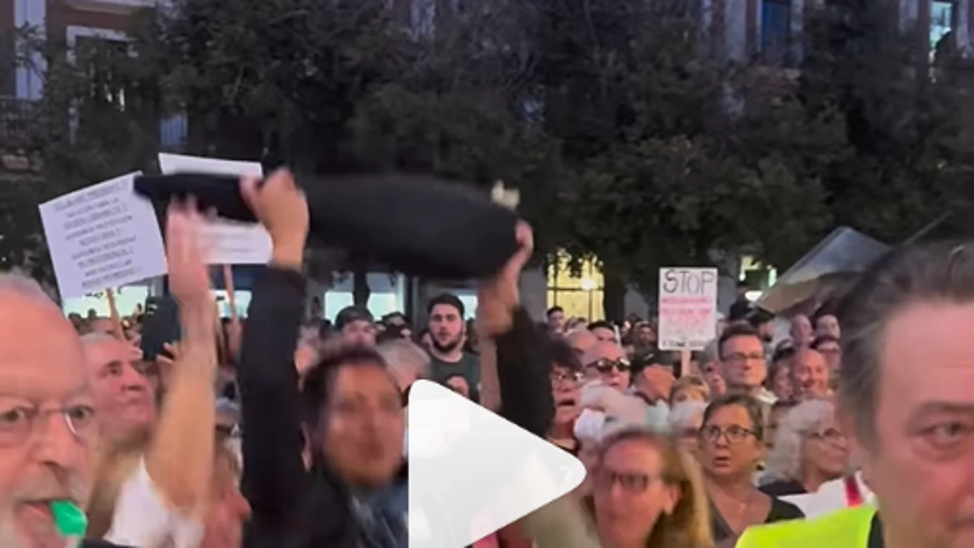 Así protesta este vecino de Hospitalet contra la delincuencia: ¡con una pata de jamón para "luchar" contra la inmigración musulmana!