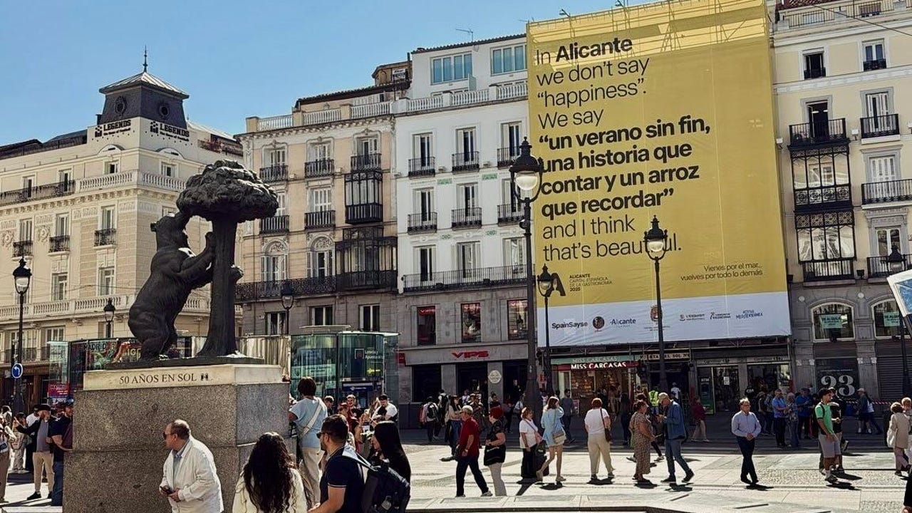 El verano sin fin de Alicante llega a la madrileña Puerta del Sol en forma de cartel