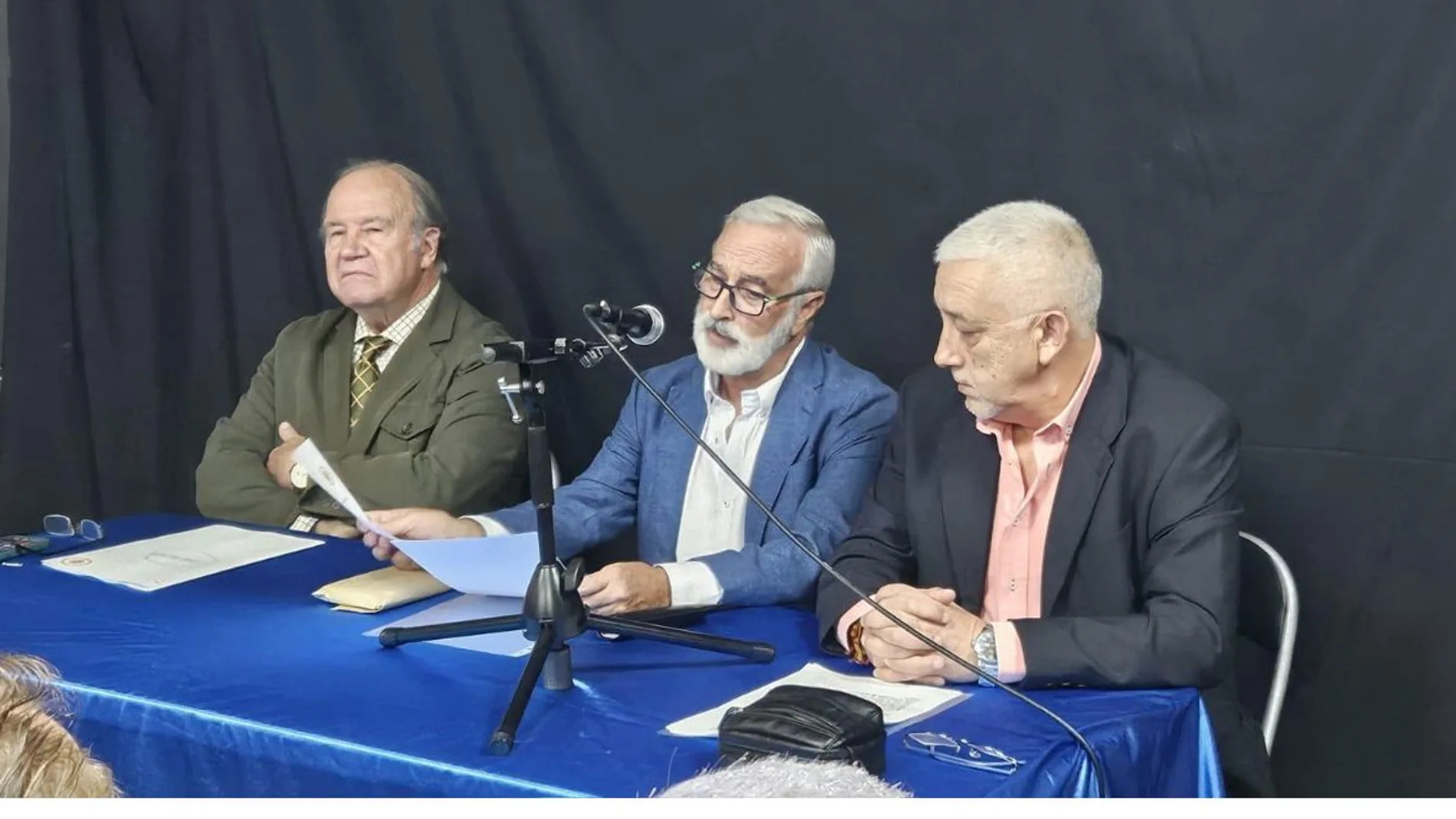 El presidente de la Fundación Franco, el delegado de la FNFF en Santander y el presidente de Plataforma 2025, ayer en Santander