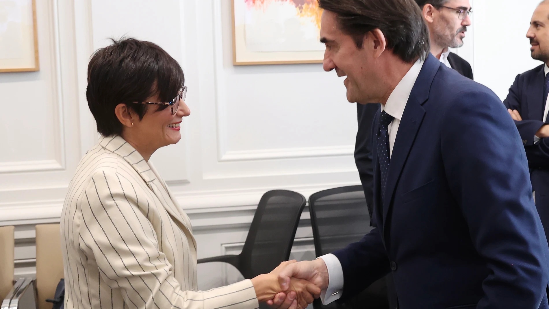 El consejero Juan Carlos Suárez-Quiñones saluda a la ministra Isabel Rodríguez, al inicio de la Conferencia