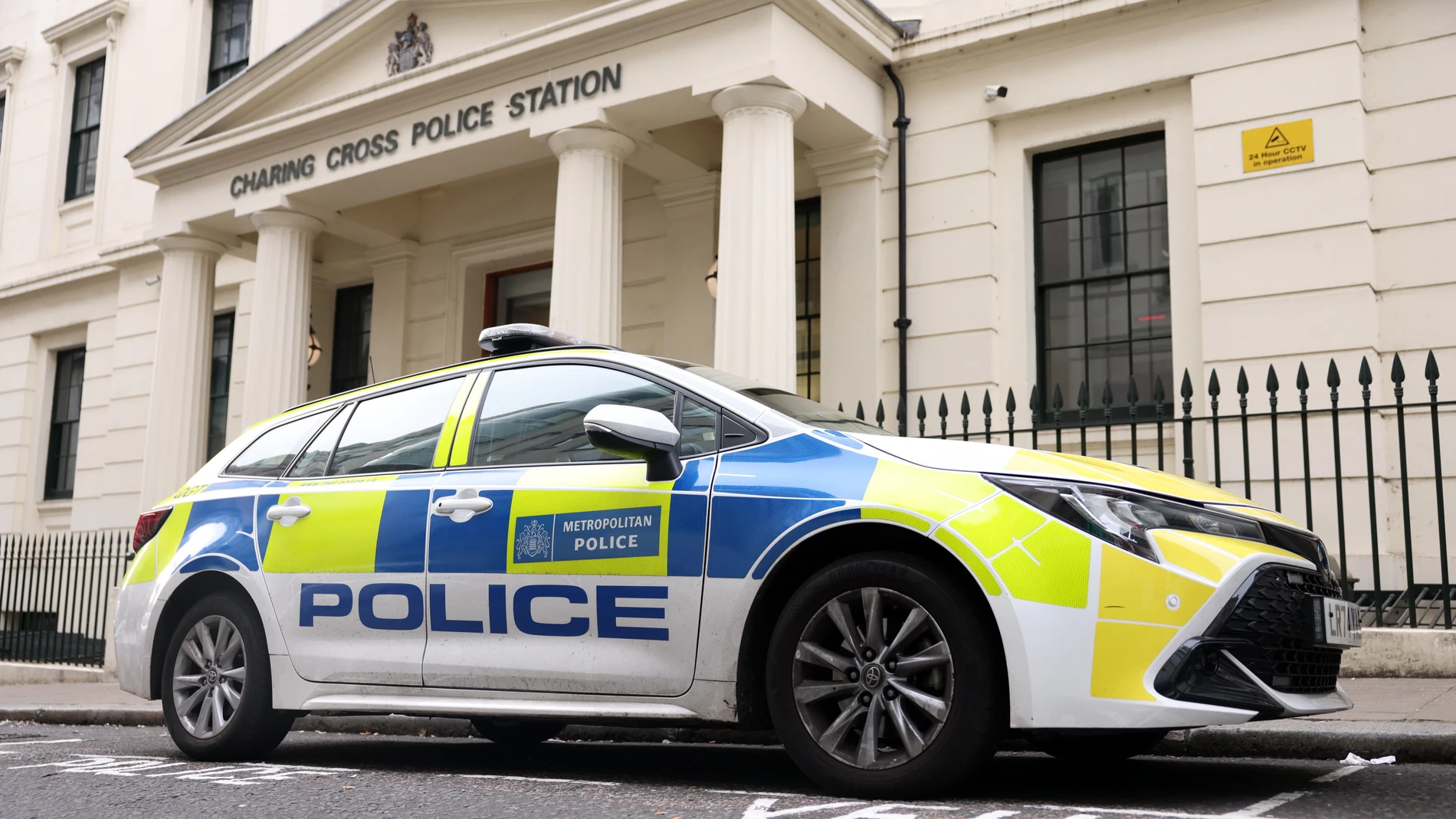 LONDON (United Kingdom), 02/10/2025.- A police car is parked outside the Charing Cross police station in London, Britain, 02 October 2025. Metropolitan Police commissioner, Sir Mark Rowley, admitted that his force had a 'toxic legacy' after the airing of a BBC Panorama documentary, which showed police officers displaying misogynistic and racist behaviour. Officers at Charing Cross police station were recorded by the Panorama television programme calling for immigrants to be shot, bragging abo...