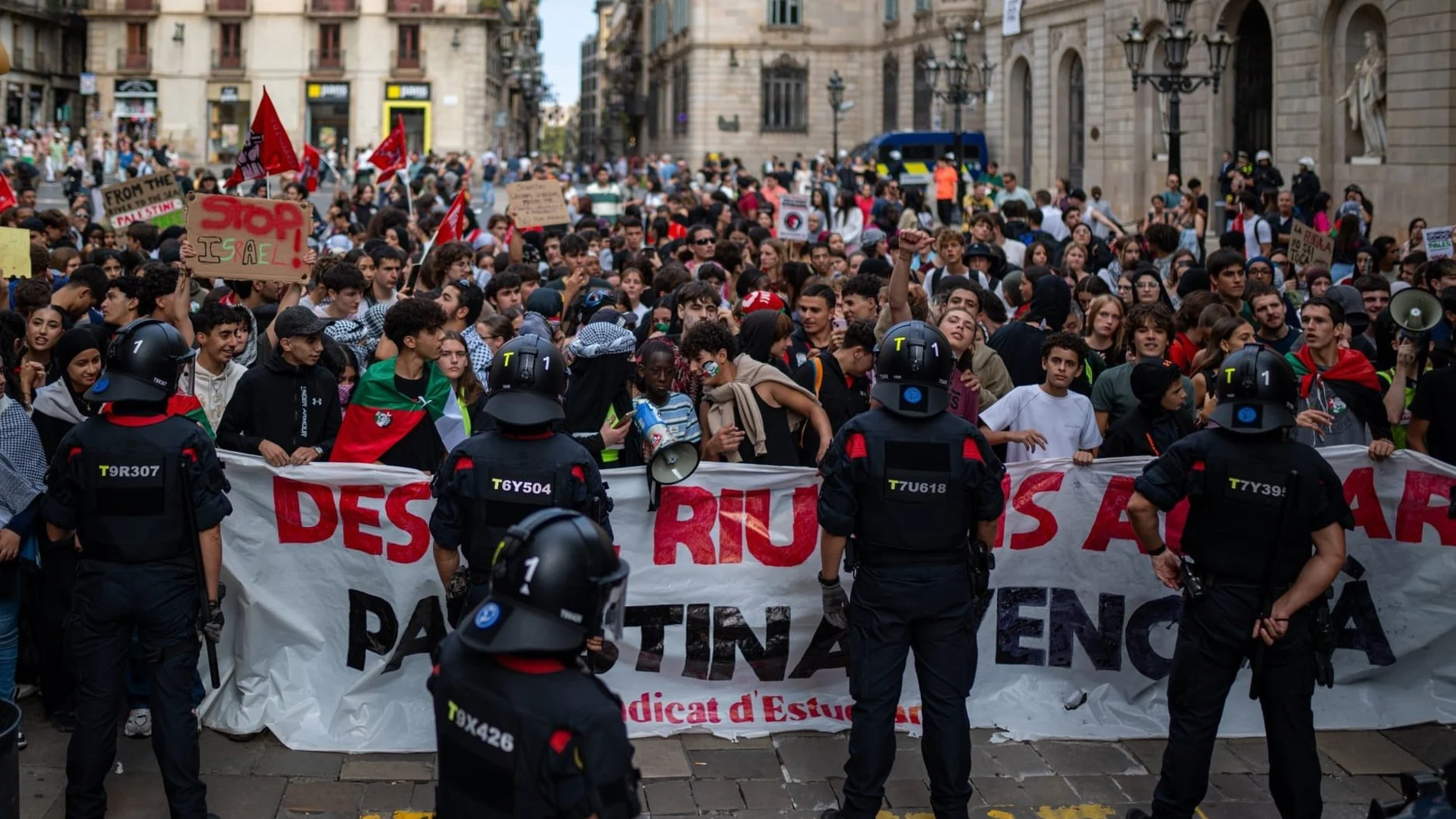 Sucesos.- Un menor denunciado penalmente por daños en la manifestación en Barcelona a favor de Palestina